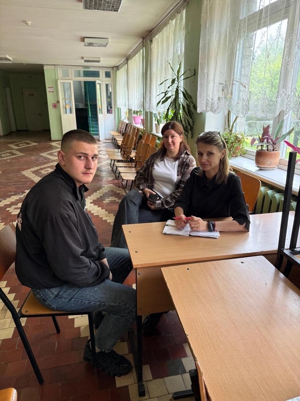 Взрослая жизнь не прощает ошибок, но она дает шанс, если рядом есть надежные люди.